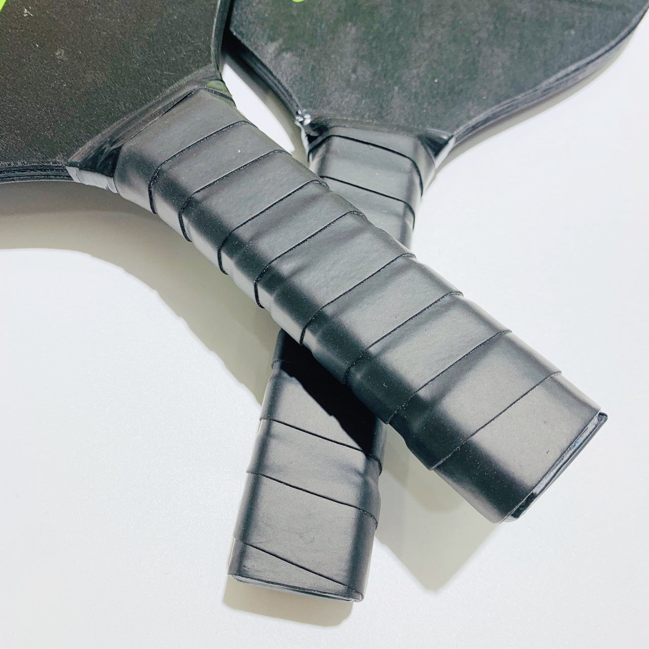 Pickleball Set with 2 Pickleball Rackets & 4 Balls – Easy-to-Carry Set for Camping & Outdoor Trips